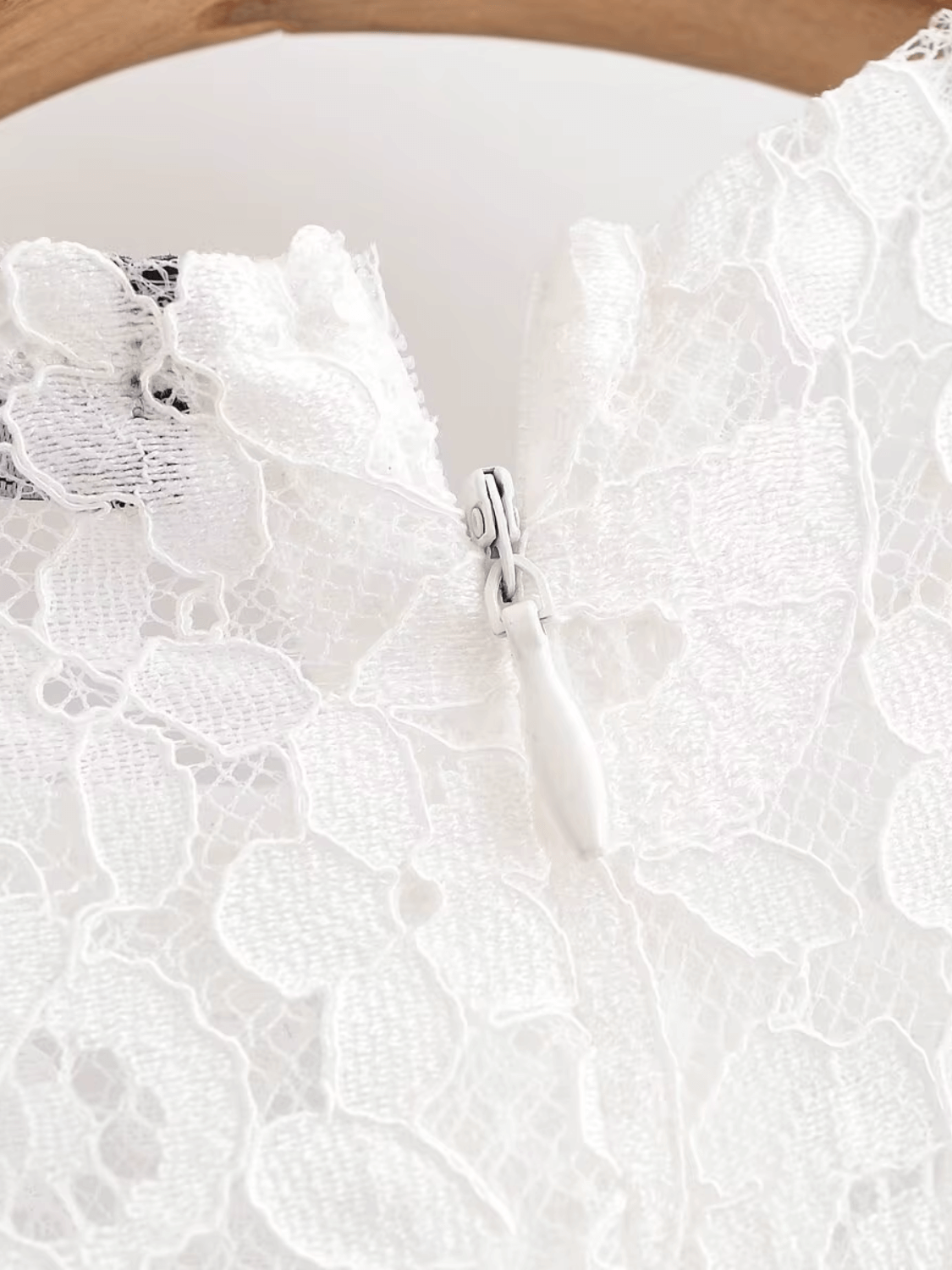 Vestido Feminino Midi em Renda Texturizada com Flores Acinturado e Acabamento Delicado  – Carlota