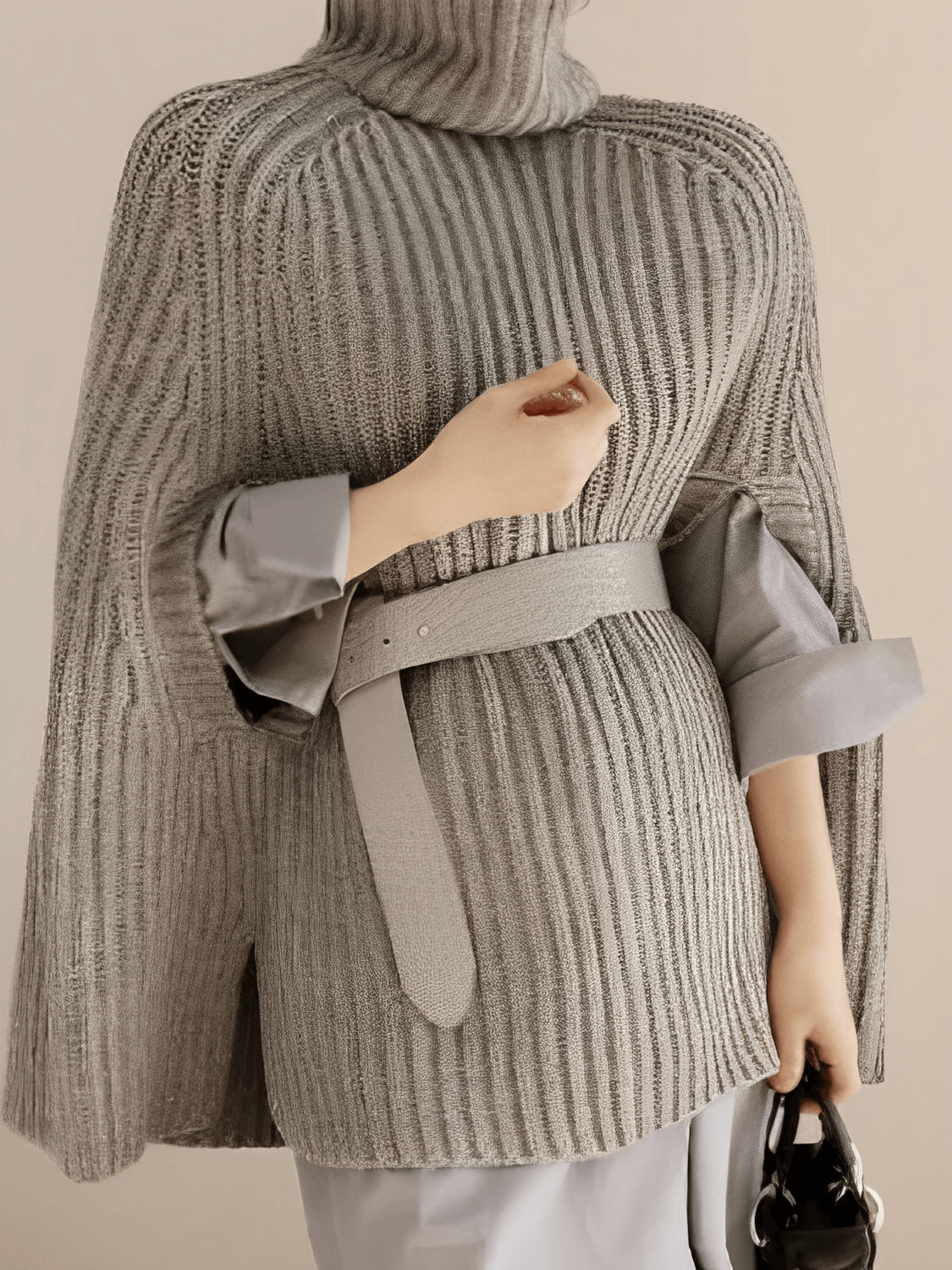 Suéter Estilo Capa em Tricô com Gola Alta – Carmelita [FRETE FULL]