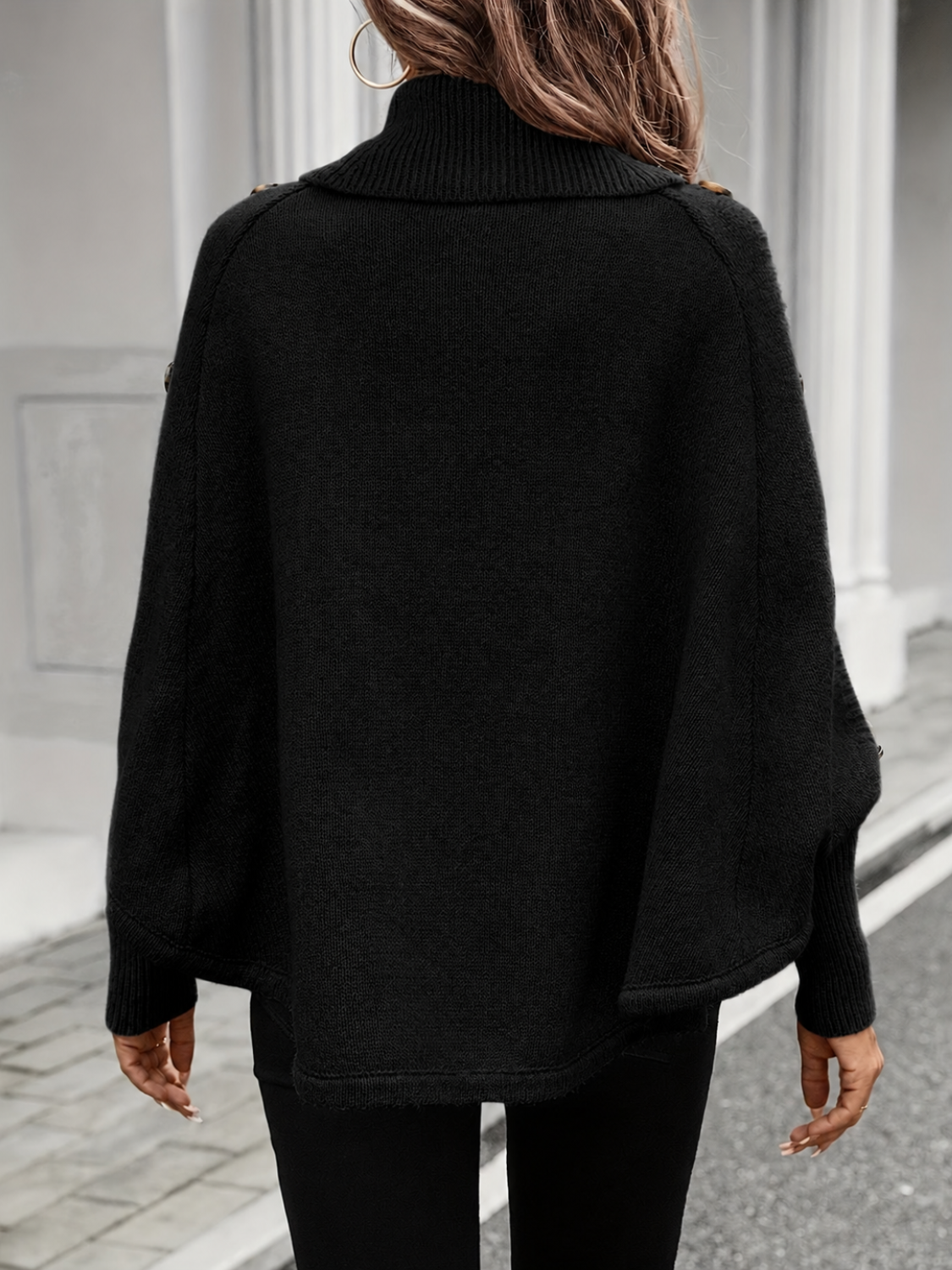 Poncho em Tricô com Gola Alta Detalhe Trançado e Botões Decorativos- Thalia
