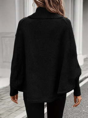 Poncho em Tricô com Gola Alta Detalhe Trançado e Botões Decorativos- Thalia