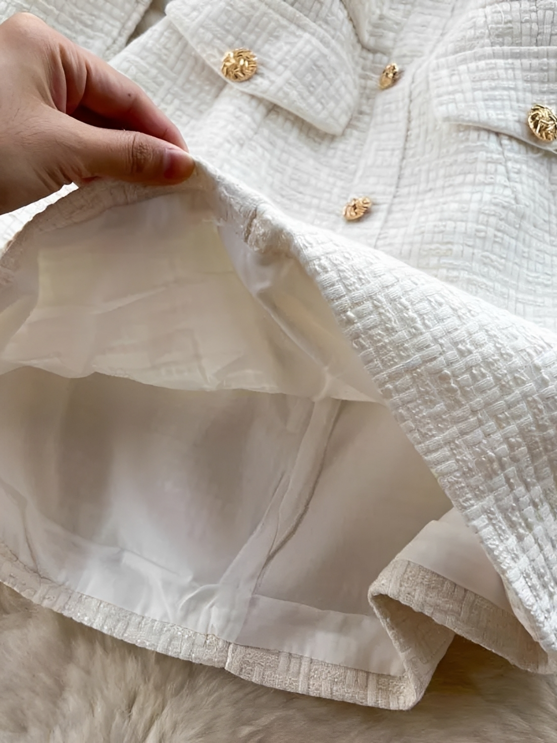 Vestido em Tweed Estruturado Levemente Evasê com Botões Dourados - Antonela