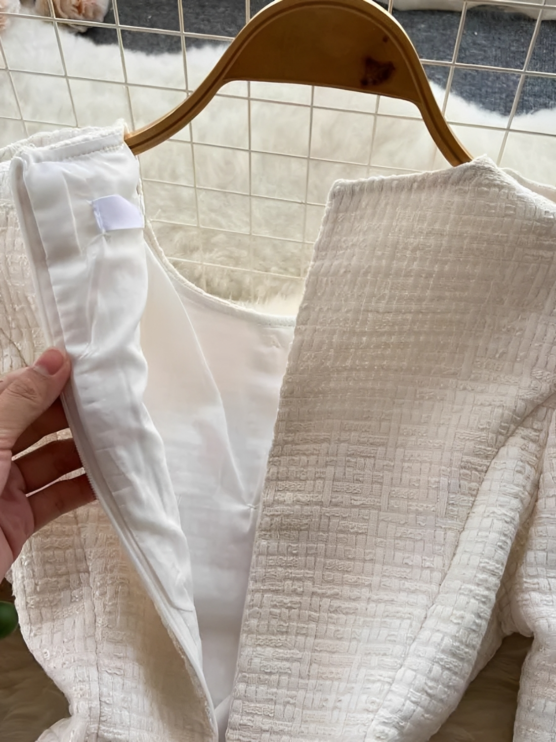 Vestido em Tweed Estruturado Levemente Evasê com Botões Dourados - Antonela