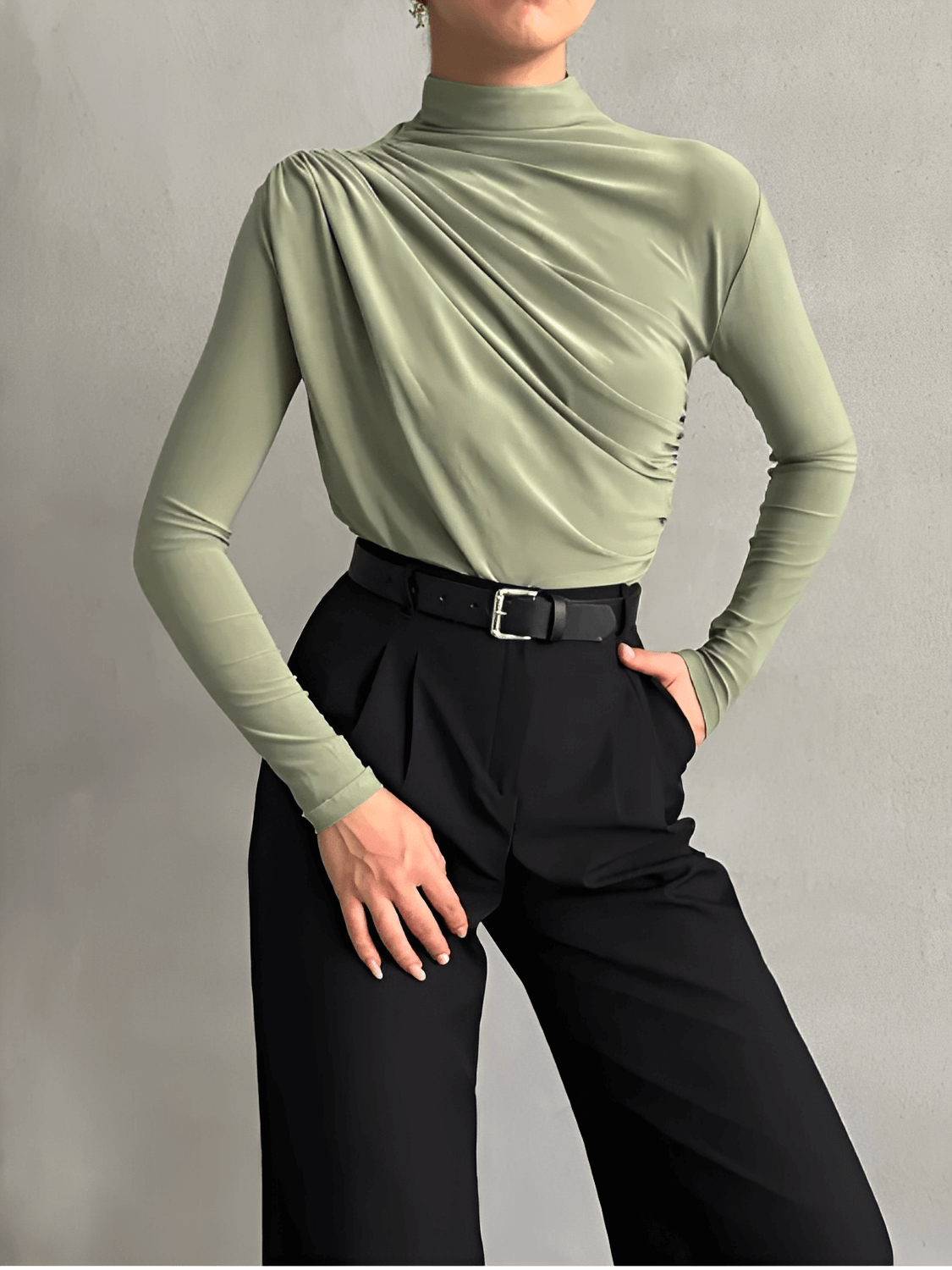 Blusa Feminina de Manga Longa com Gola Alta e Design Franzido Frontal – Layla