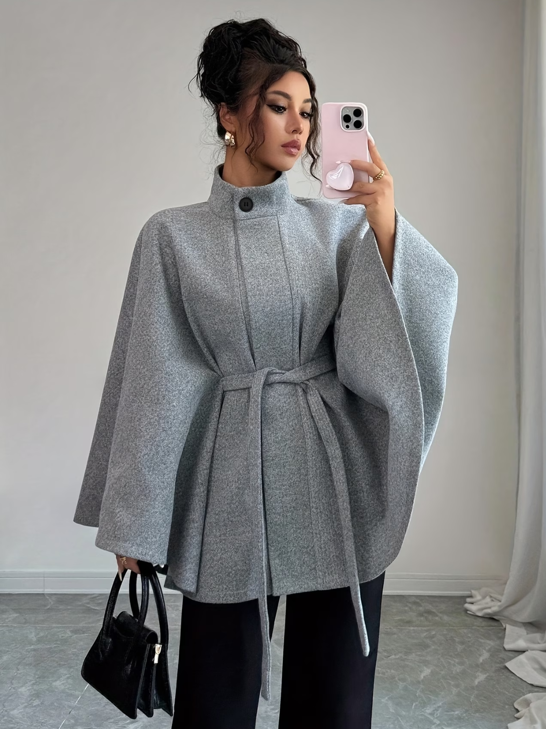 Casaco Poncho Evasê Estruturado com Cinto Faixa e Gola Alta Elegante – Ginevra