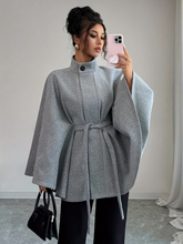 Casaco Poncho Evasê Estruturado com Cinto Faixa e Gola Alta Elegante – Ginevra