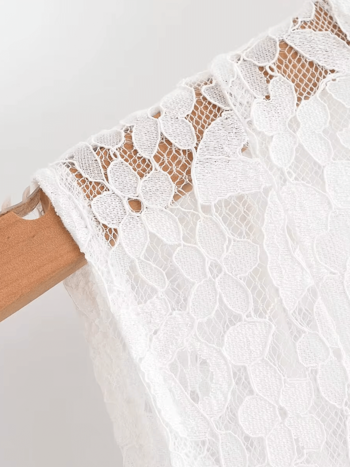 Vestido Feminino Midi em Renda Texturizada com Flores Acinturado e Acabamento Delicado  – Carlota