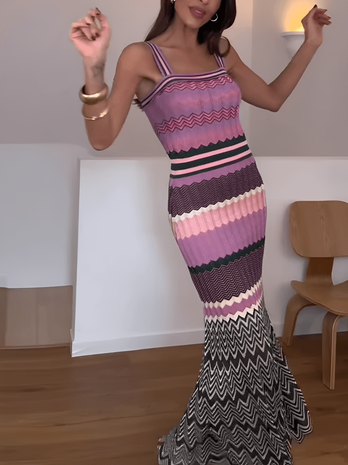 Vestido Feminino Longo Estampado Trabalhado em Patchwork Geométrico com Decote Quadrado e Alças Duplas – Malika
