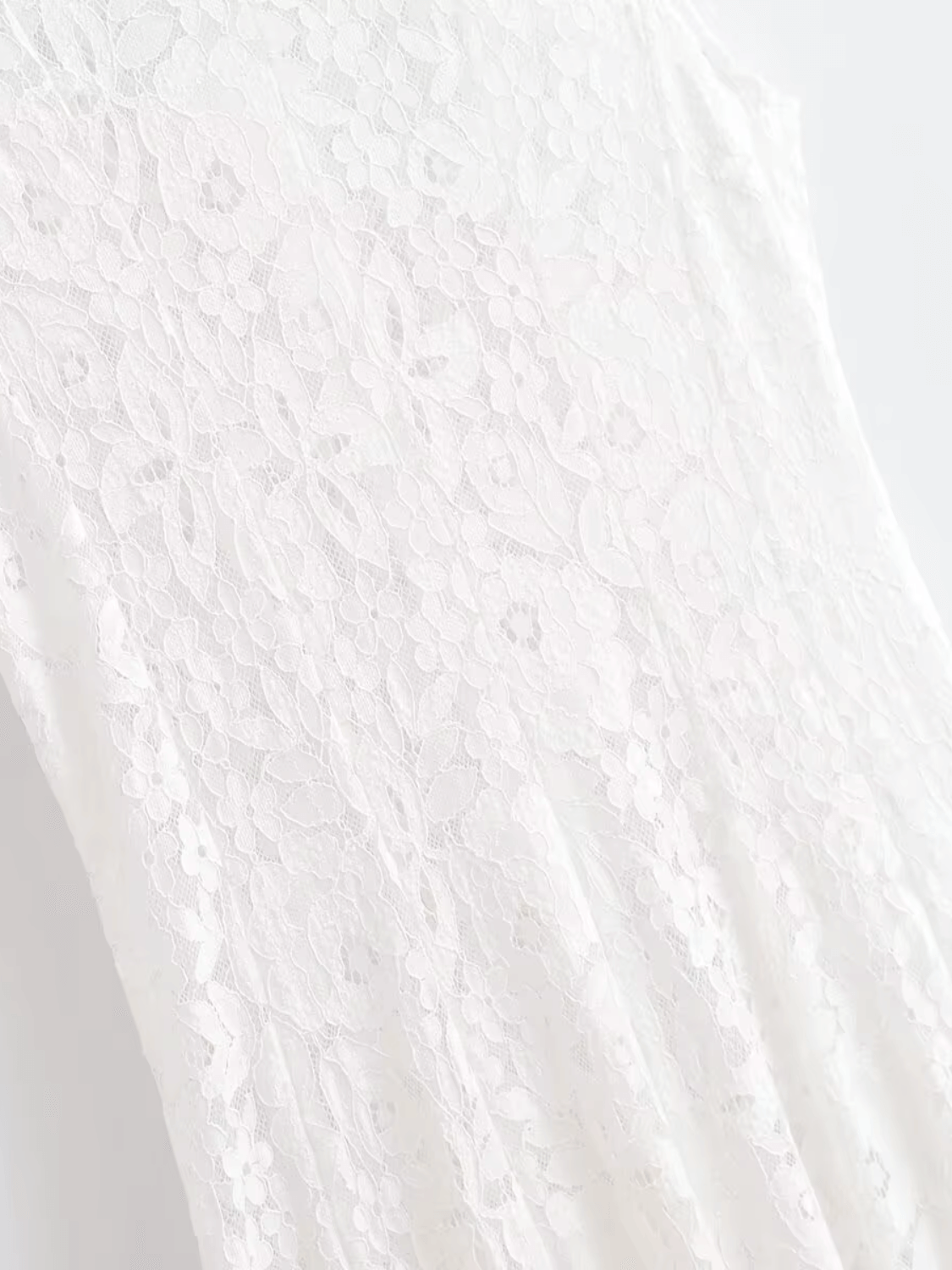 Vestido Feminino Midi em Renda Texturizada com Flores Acinturado e Acabamento Delicado  – Carlota