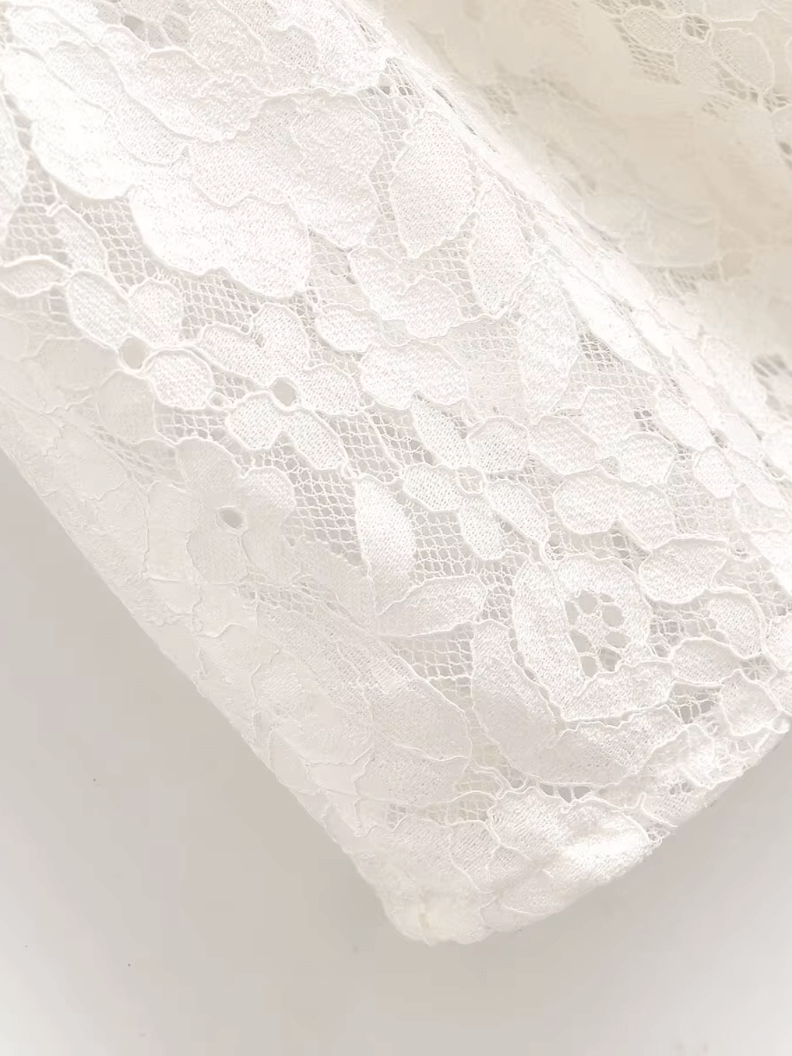 Vestido Feminino Midi em Renda Texturizada com Flores Acinturado e Acabamento Delicado  – Carlota