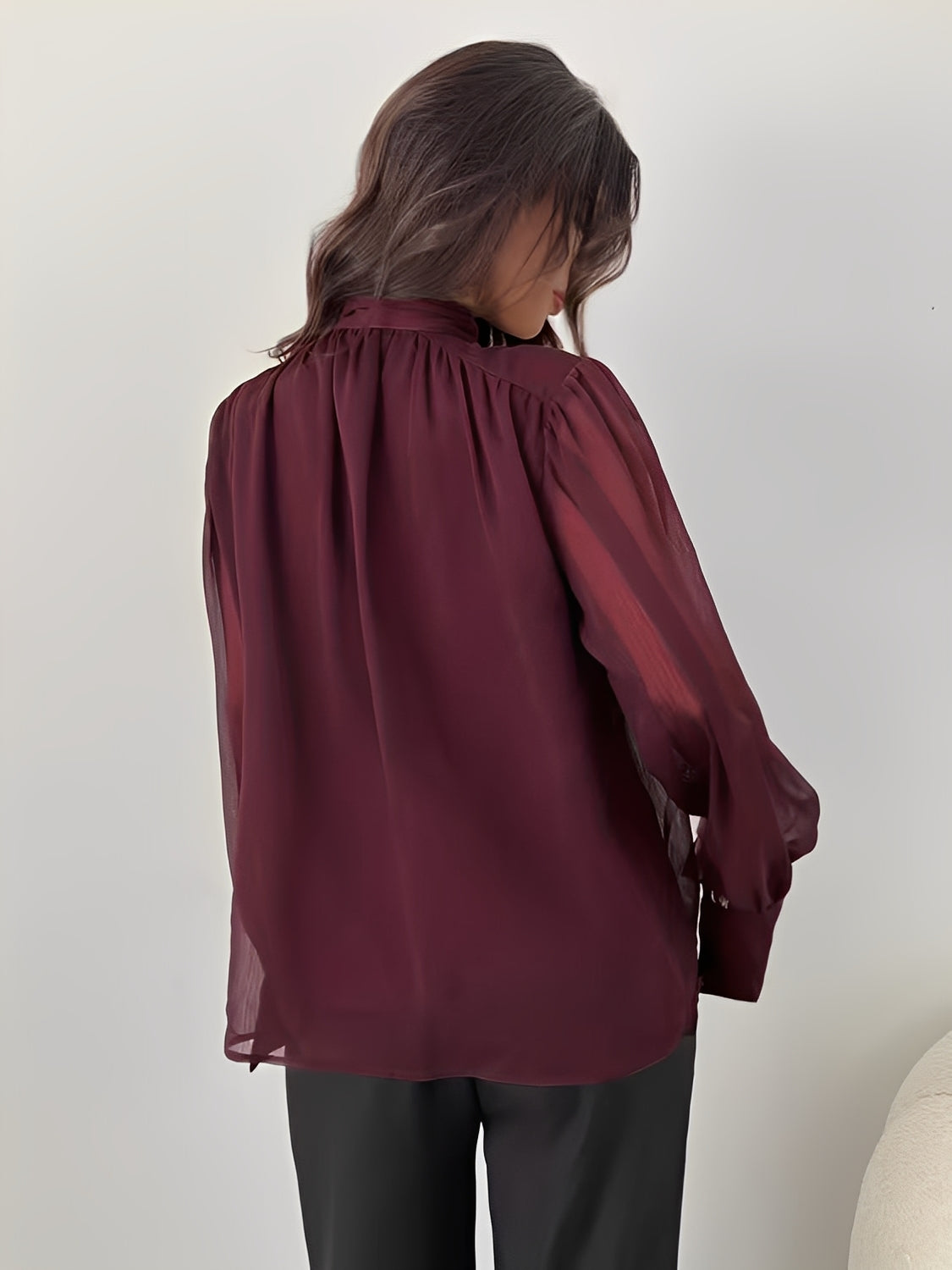 Blusa em Chiffon com Manga Bispo Gola Laço e Punhos Estruturados – Sayuri