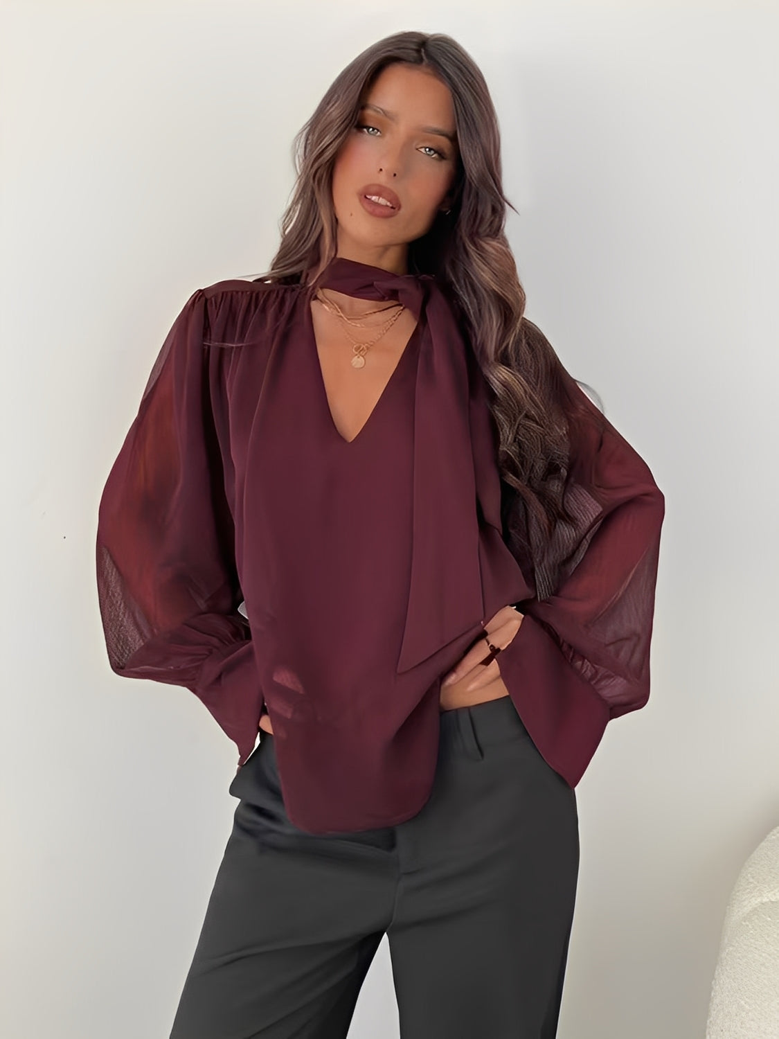Blusa em Chiffon com Manga Bispo Gola Laço e Punhos Estruturados – Sayuri