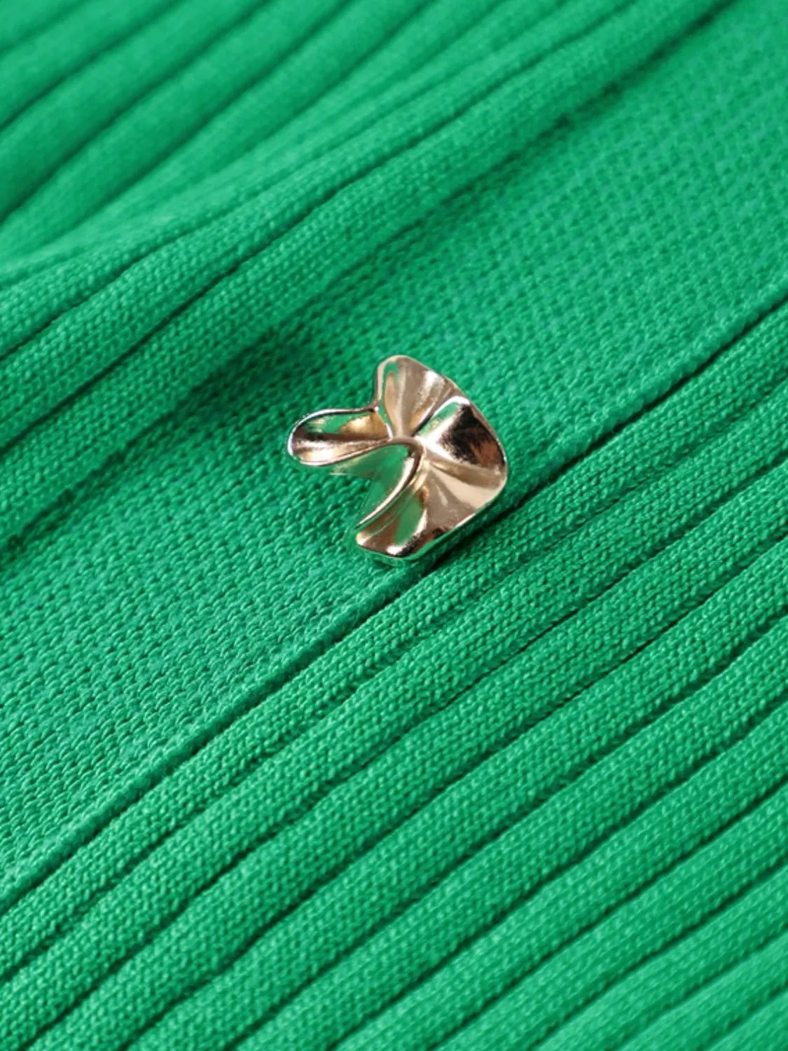 Vestido Midi de Tricô com Manga Curta e Abertura Frontal – Charlotte