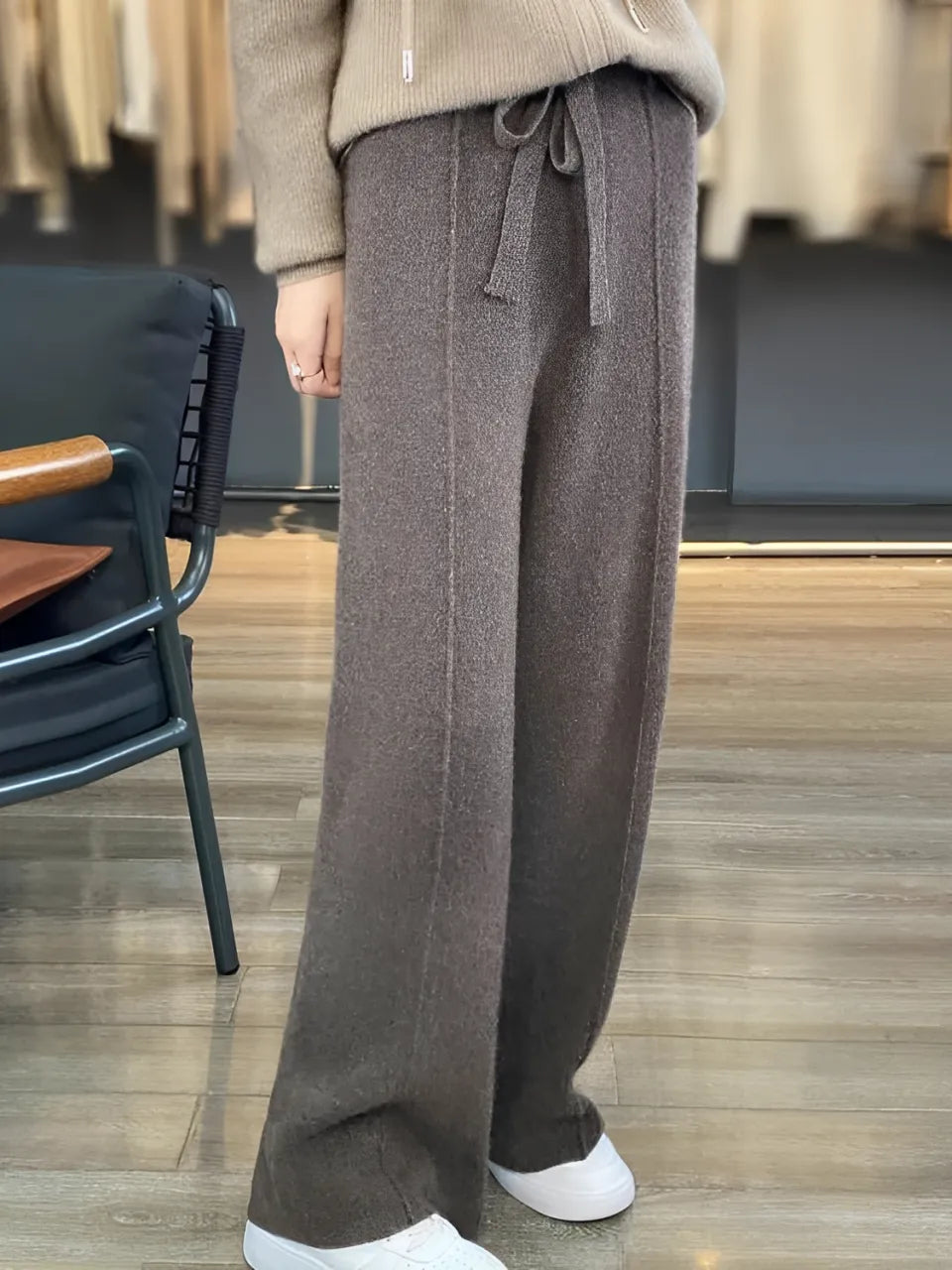 Calça Feminina Wide de Lã com Cintura Alta e Cadarço Ajustável – Justine