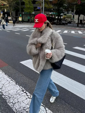 Casaco Feminino Peluciado de Pele Sintética com Bolsos - Margot