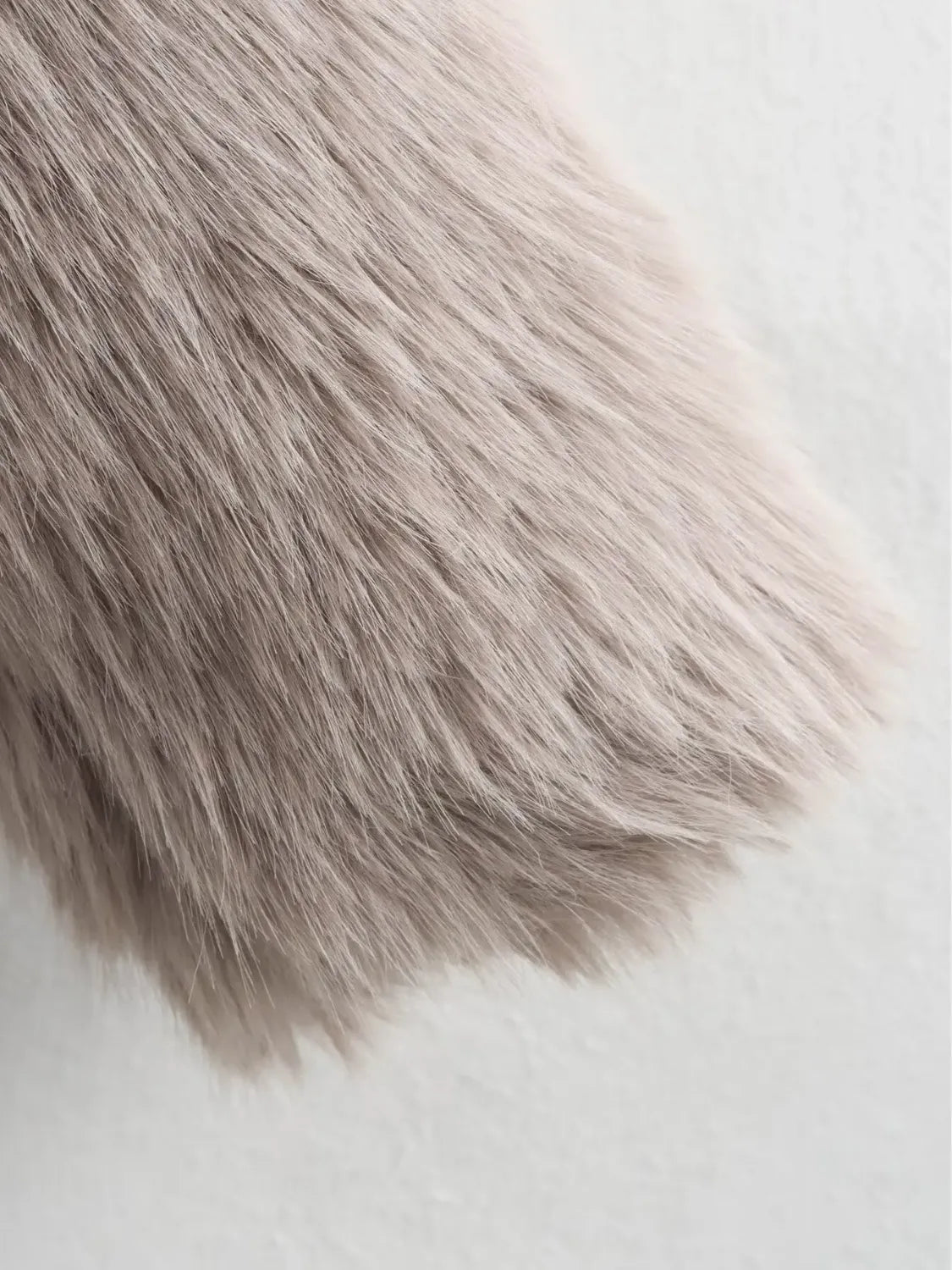 Casaco Feminino Peluciado de Pele Sintética com Bolsos - Margot