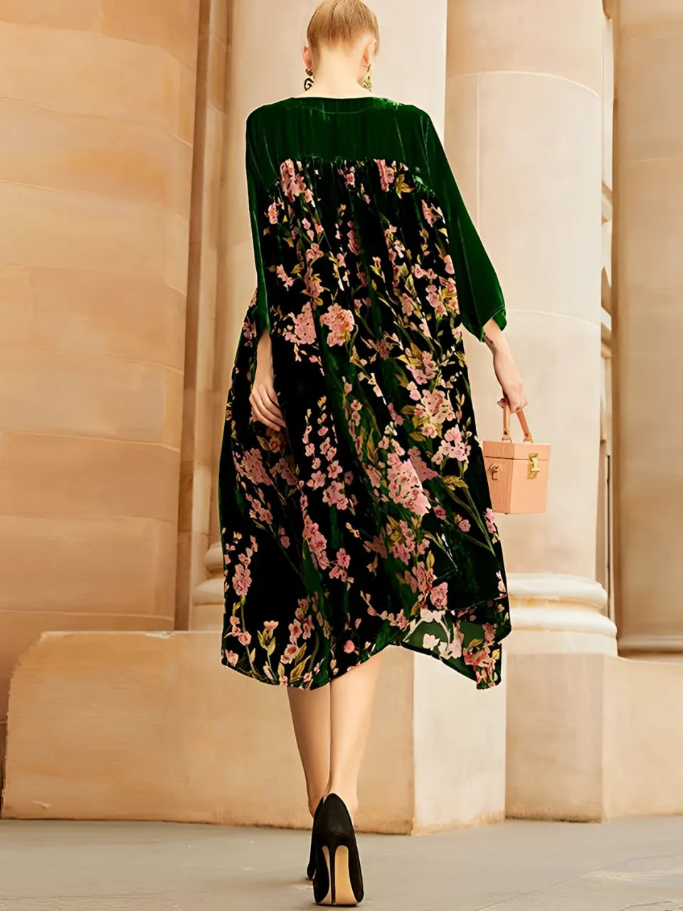 Vestido de Veludo Floral com Decote Quadrado e Mangas Longas – Theodora