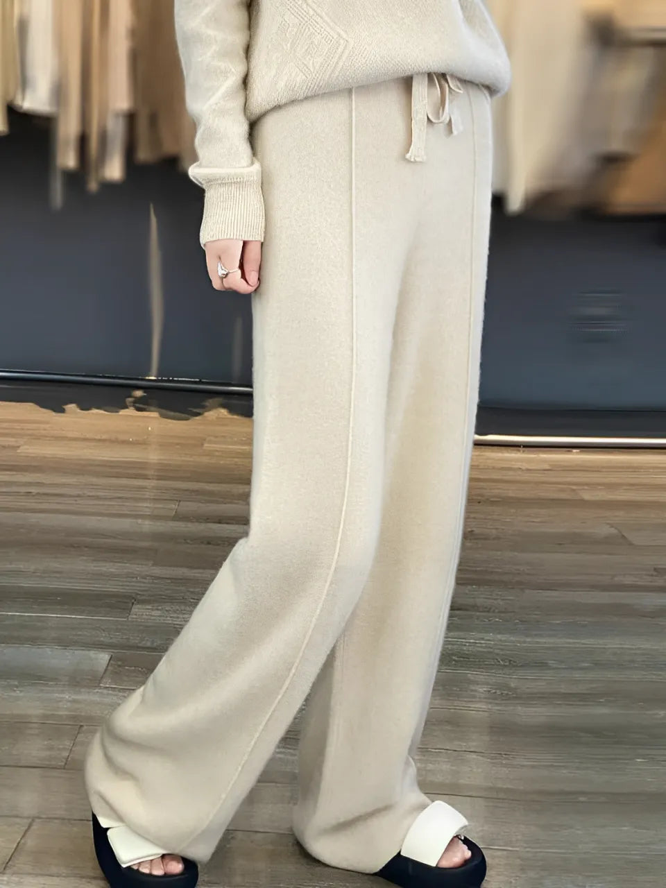 Calça Feminina Wide de Lã com Cintura Alta e Cadarço Ajustável – Justine