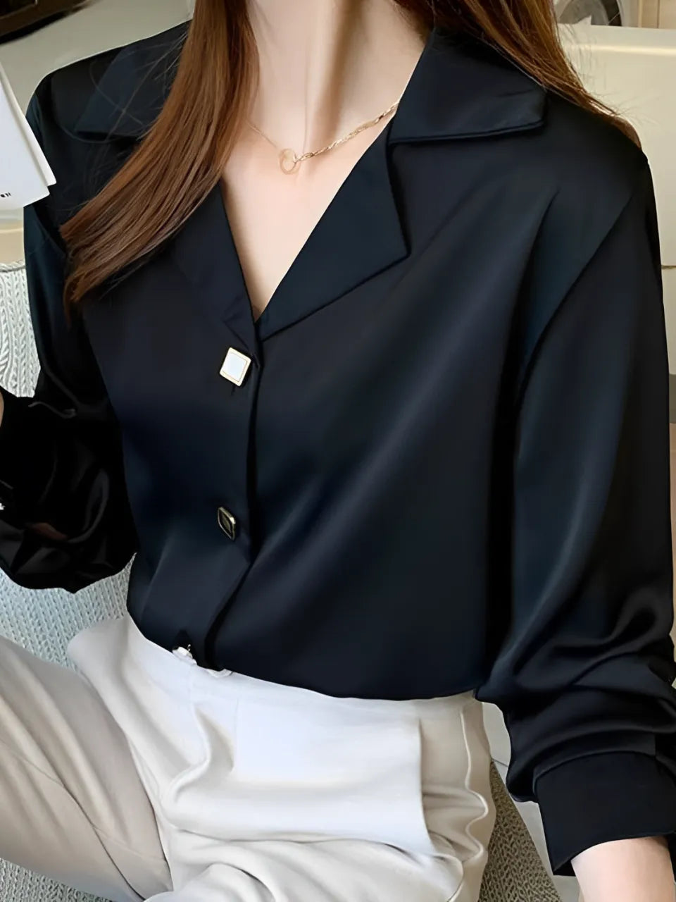 Camisa Feminina Acetinada com Gola Polo e Botões - Lucy