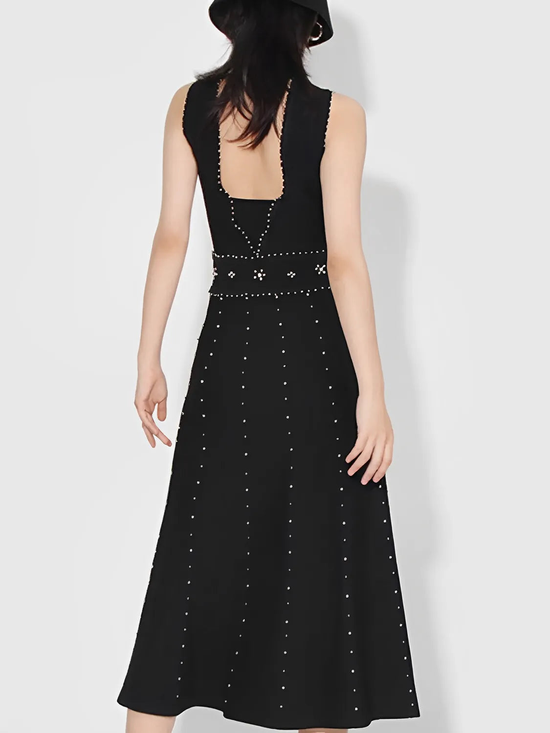Vestido Feminino Midi Elegante com Gola Alta e Bordados em Pedraria - Penelope