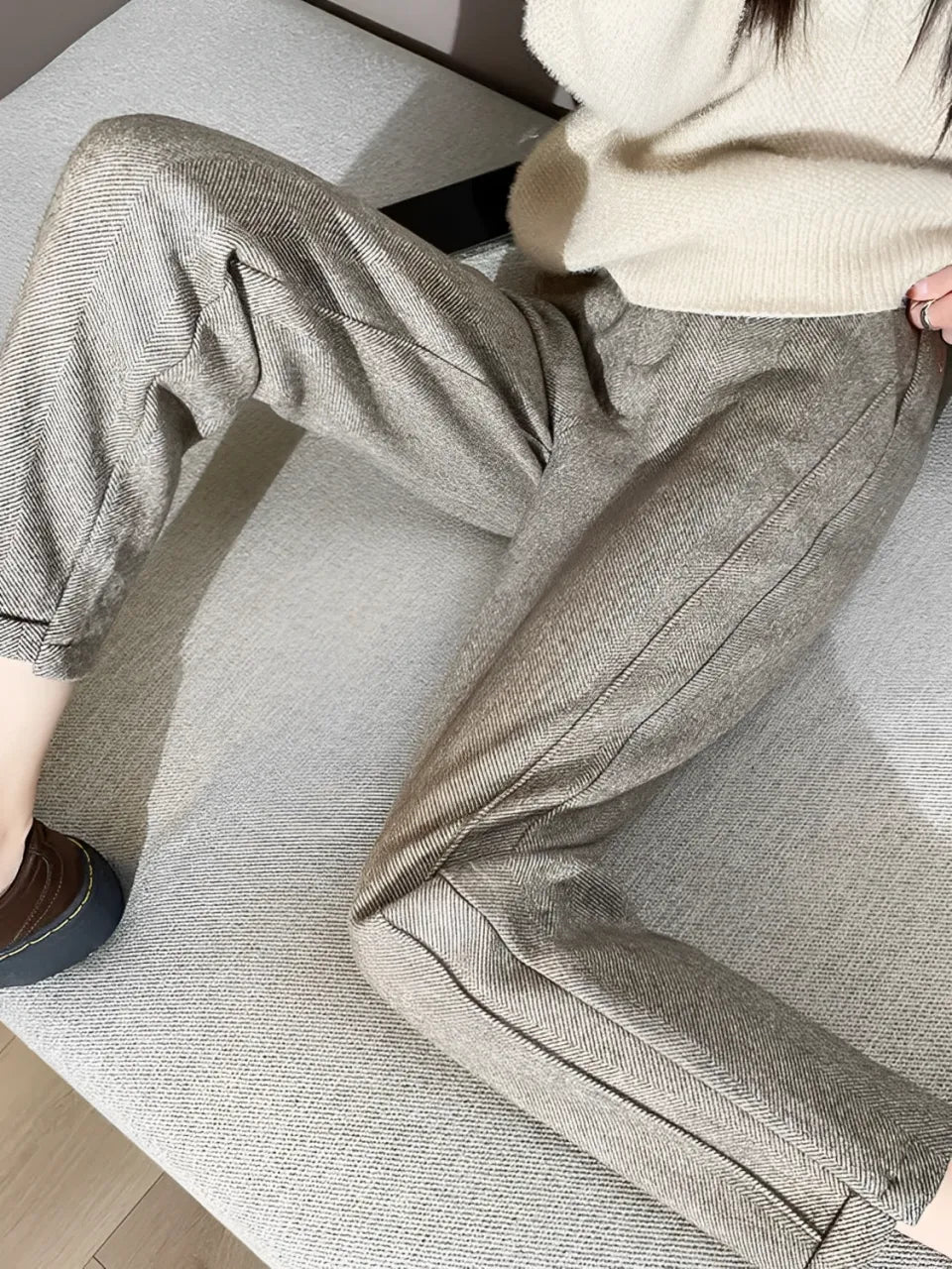 Calça Feminina Reta de Lã Caxemira com Cintura Alta e Elástico – Leda