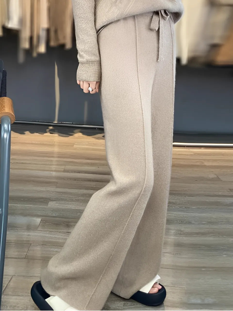 Calça Feminina Wide de Lã com Cintura Alta e Cadarço Ajustável – Justine