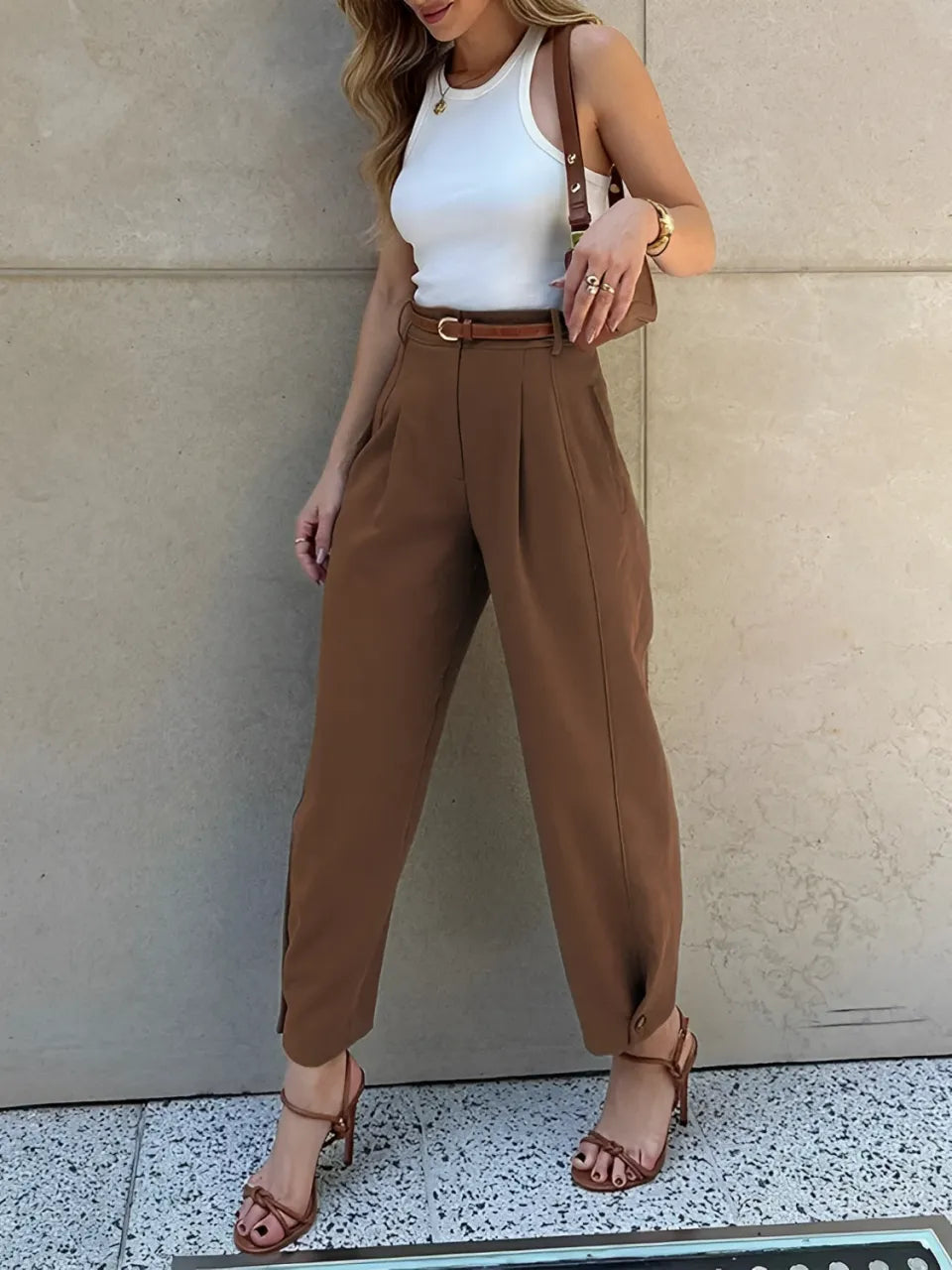 Calça Feminina Slim Cintura Média com Pregas Bolsos Funcionais e Cinto - Ester