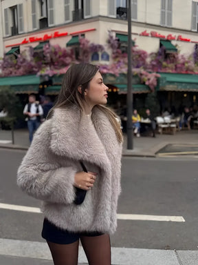 Casaco Feminino Peluciado de Pele Sintética com Bolsos - Margot