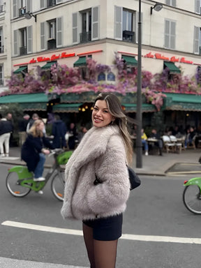 Casaco Feminino Peluciado de Pele Sintética com Bolsos - Margot