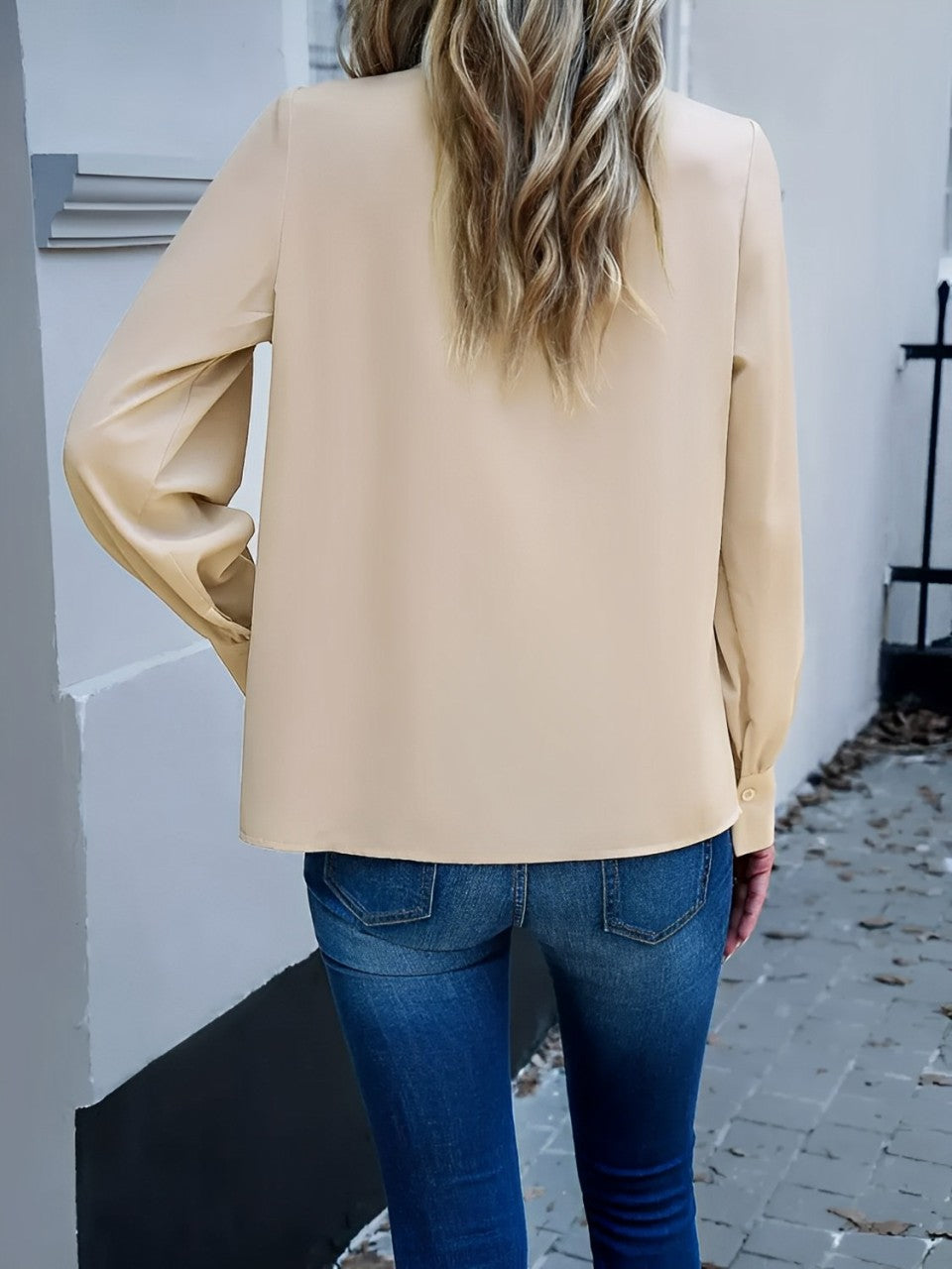 Camisa Franzida com Gola Redonda e Mangas Longas - Angelina