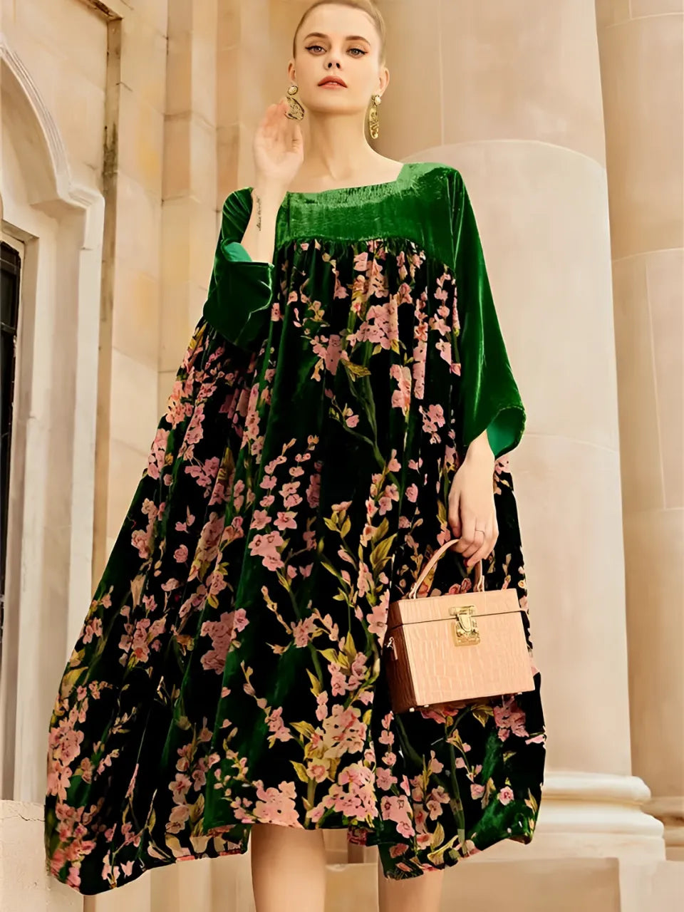 Vestido de Veludo Floral com Decote Quadrado e Mangas Longas – Theodora