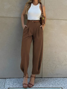 Calça Feminina Slim com Cintura Média Pregas Frontais e Cinto – Ester