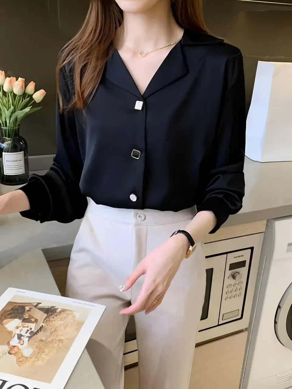 Camisa Feminina Acetinada com Gola Polo e Botões - Lucy