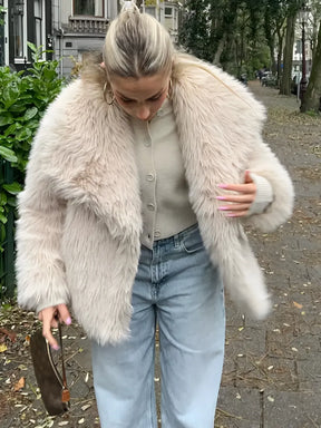 Casaco Feminino Peluciado de Pele Sintética com Bolsos - Margot