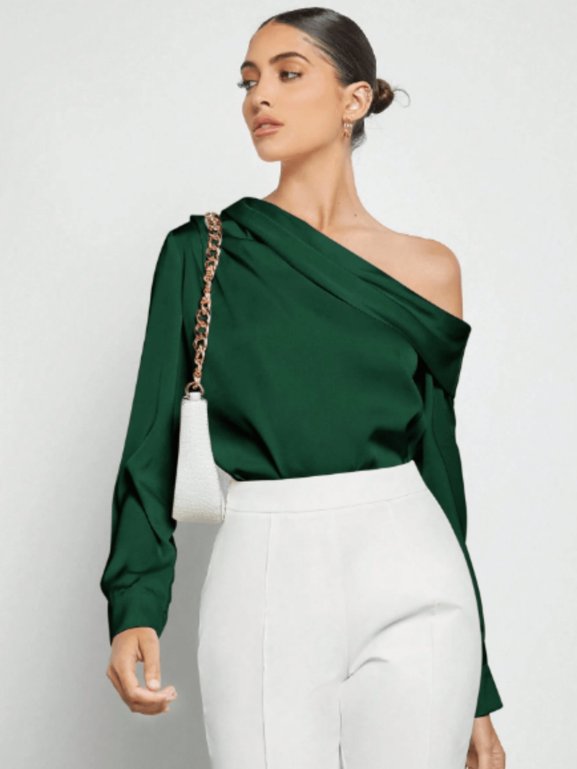 Blusa Acetinada Decote Assimétrico e Punhos com Botão – Diná