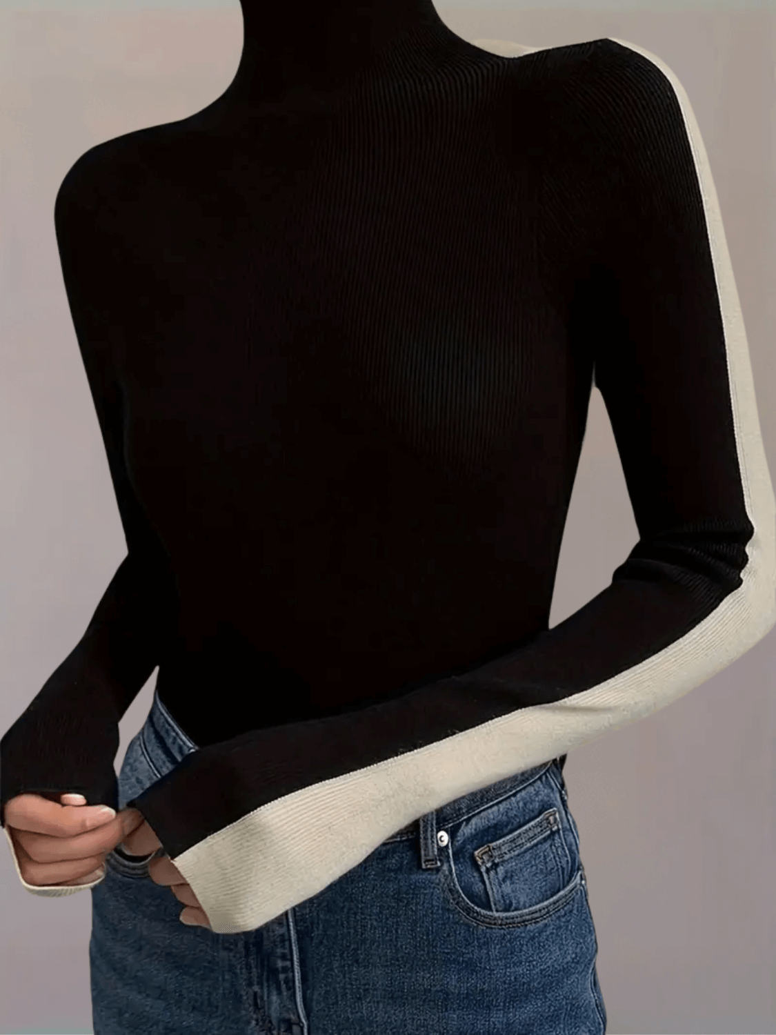 Suéter Feminino em Tricô Bicolor com Gola Alta e Design Versátil de Dupla Face - Savana