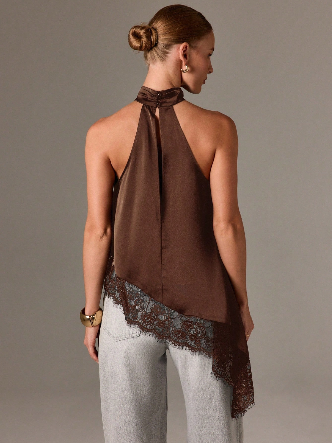 Blusa Halter Acetinada com Barra Assimétrica em Renda Delicada – Ximena