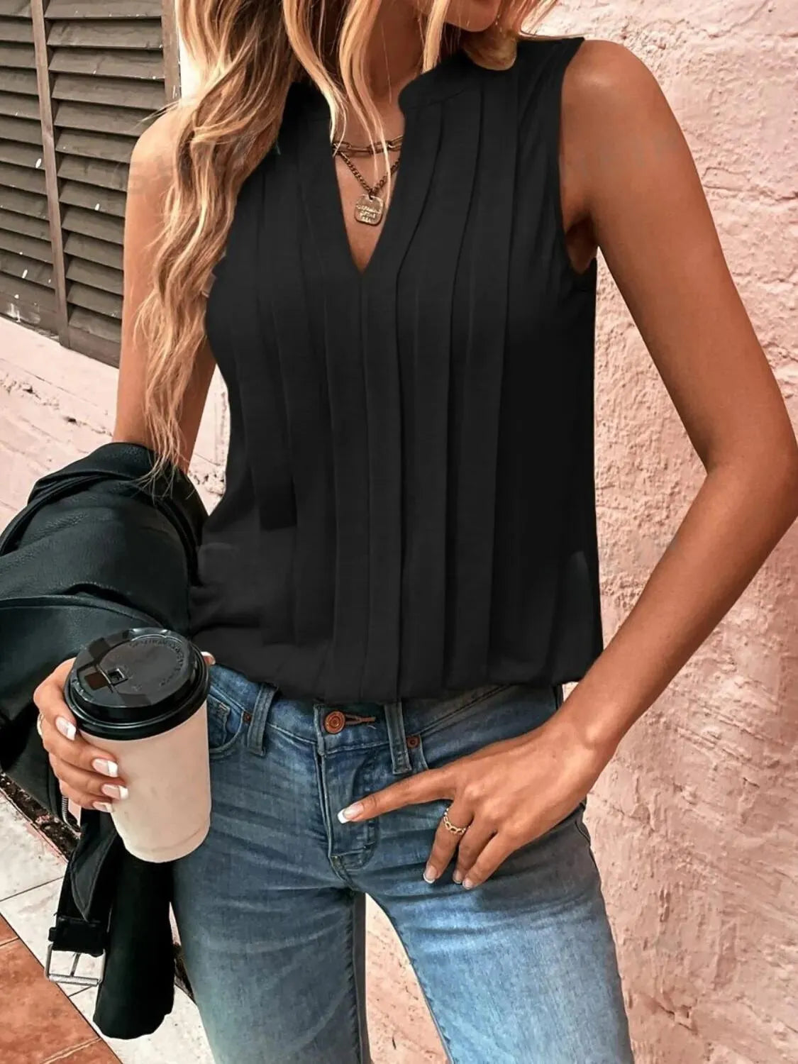 Blusa Regata Plissada em Tecido Leve com Decote em V – Adeline