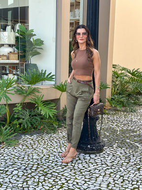 Calça Feminina Slim com Cintura Média Pregas Frontais e Cinto – Ester