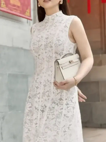 Vestido Feminino Midi em Renda Texturizada com Flores Acinturado e Acabamento Delicado  – Carlota